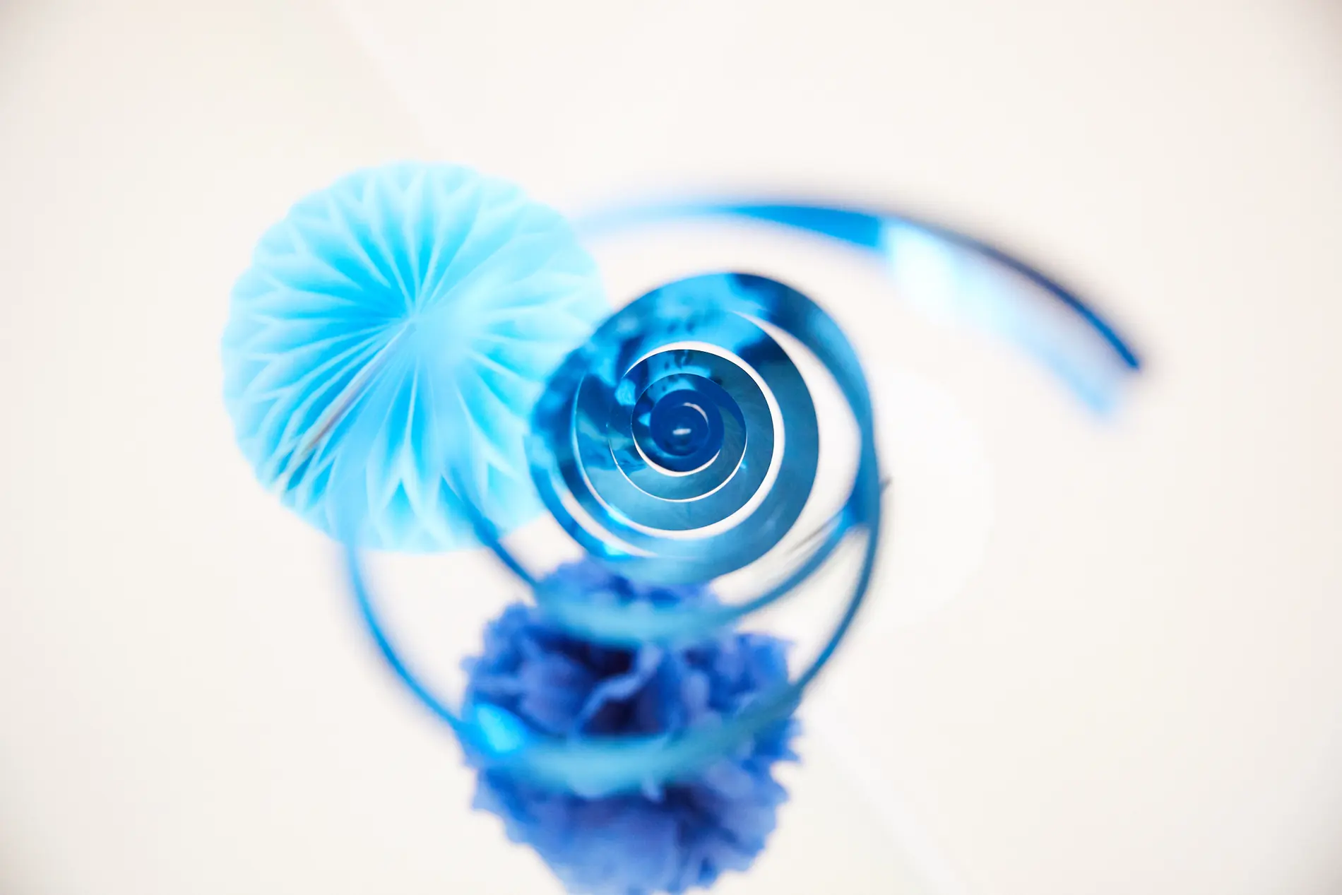 Blaue Papierblüte als Dekoration