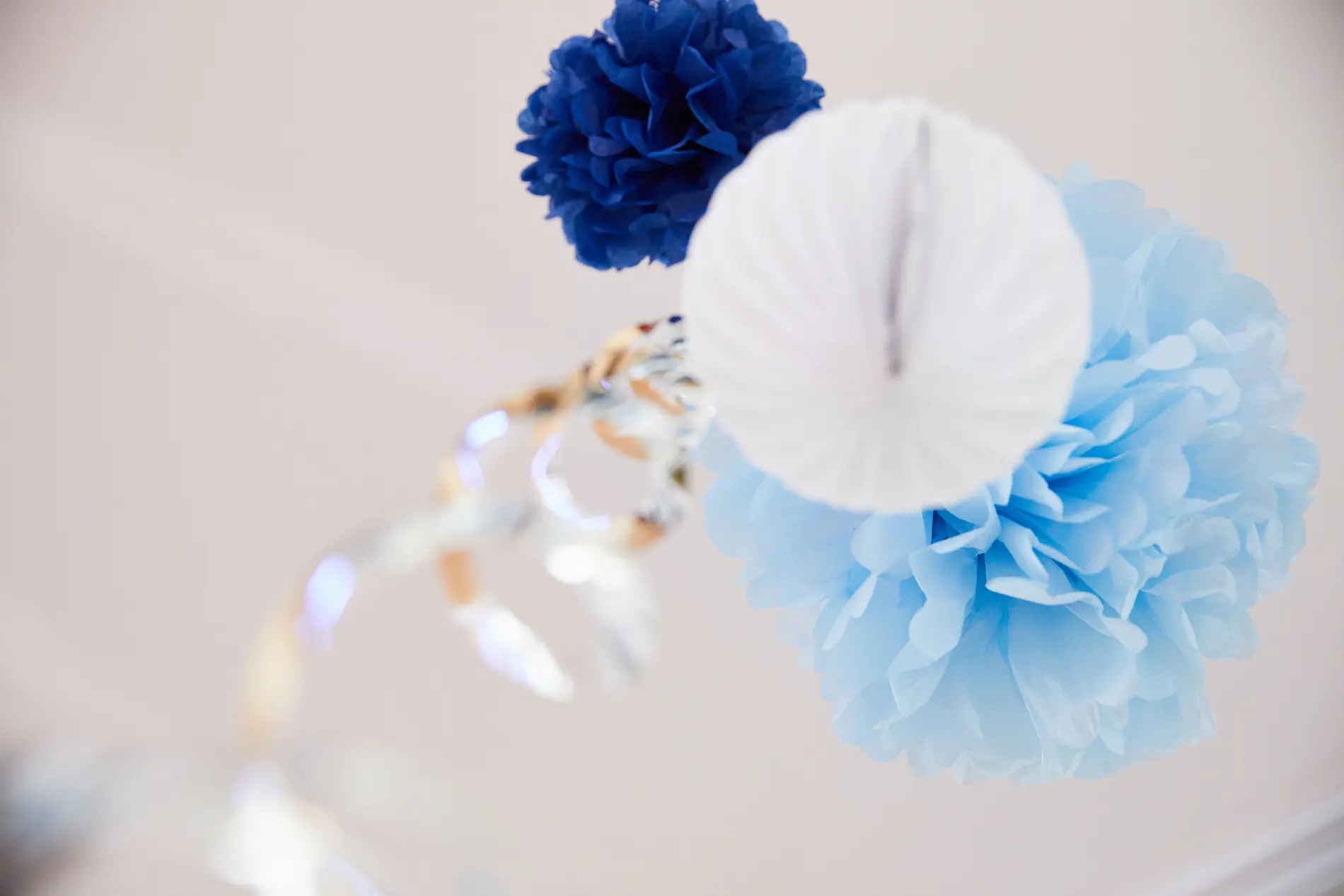 Blaue und weiße Papier-Pompons in Nahaufnahme