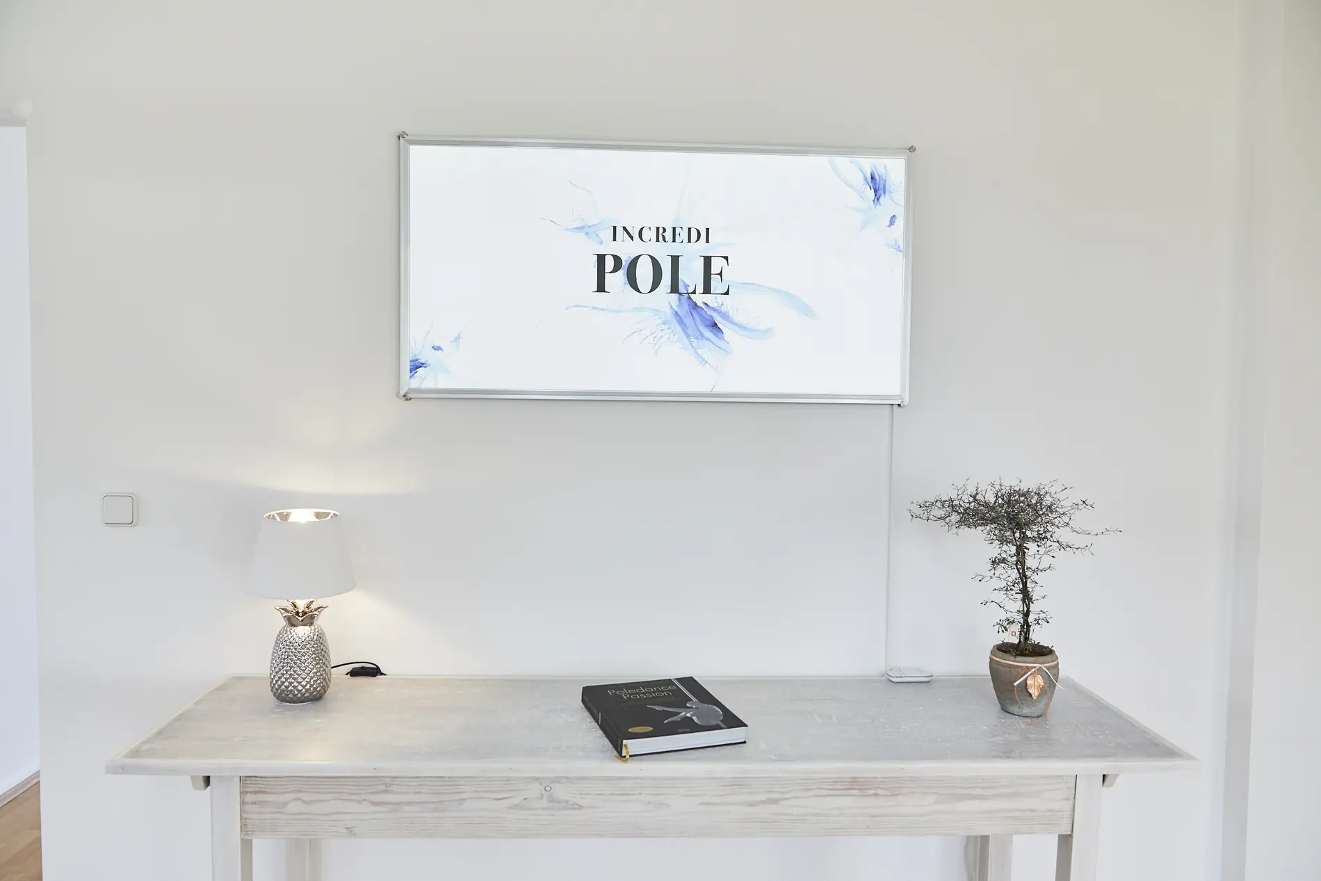 Empfangstisch mit IncrediPOLE-Bild an der Wand