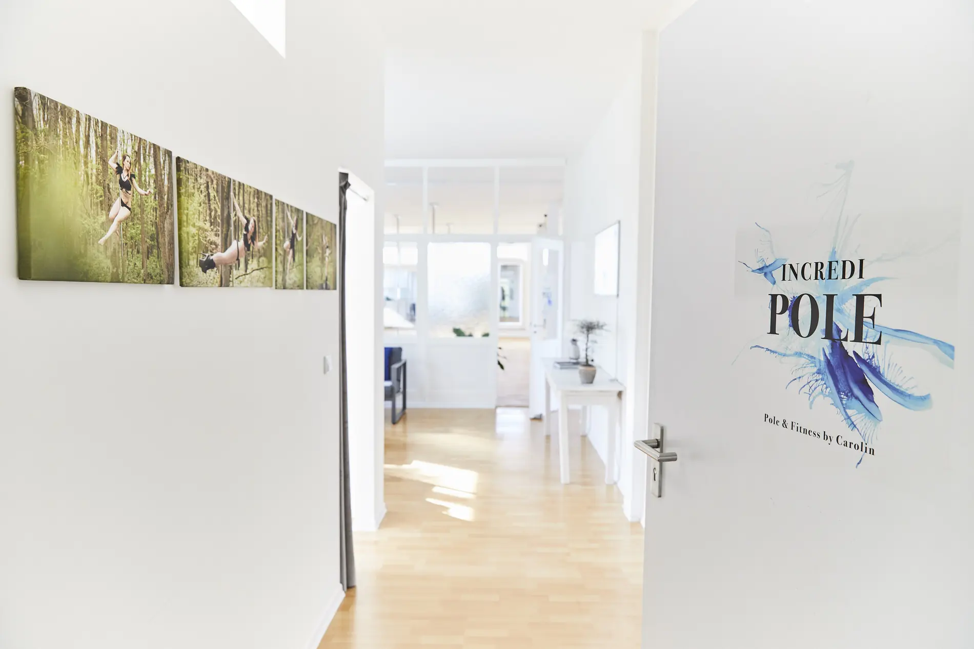 Flur mit großem Wandbild und IncrediPOLE-Logo an der Wand