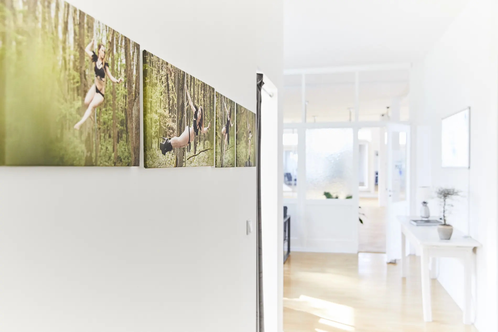 Flur mit Wandbild und Blick in den Trainingsraum