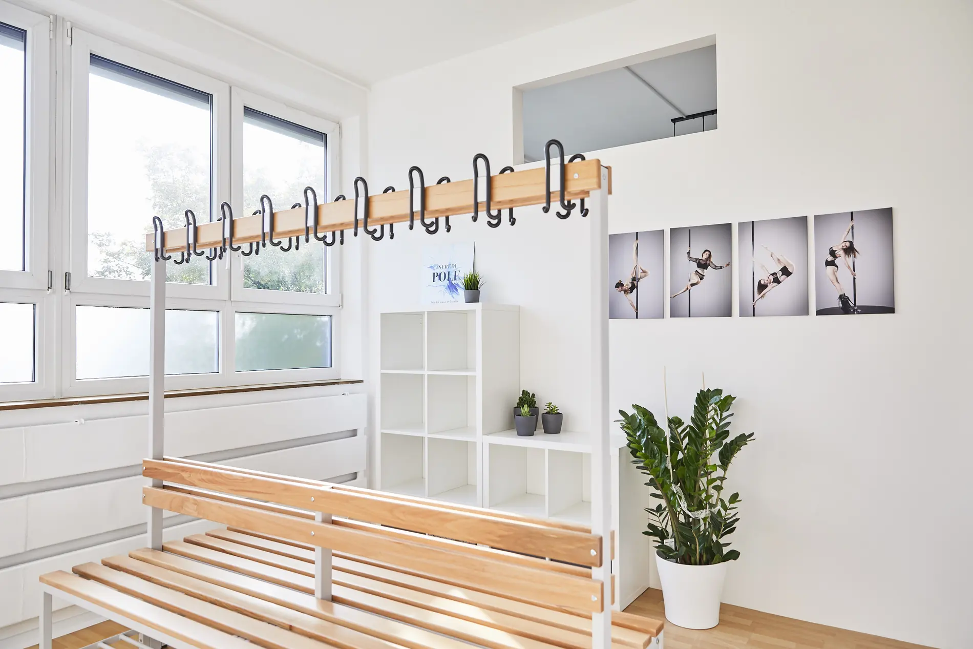 Garderobe mit Sitzbank und Kleiderhaken