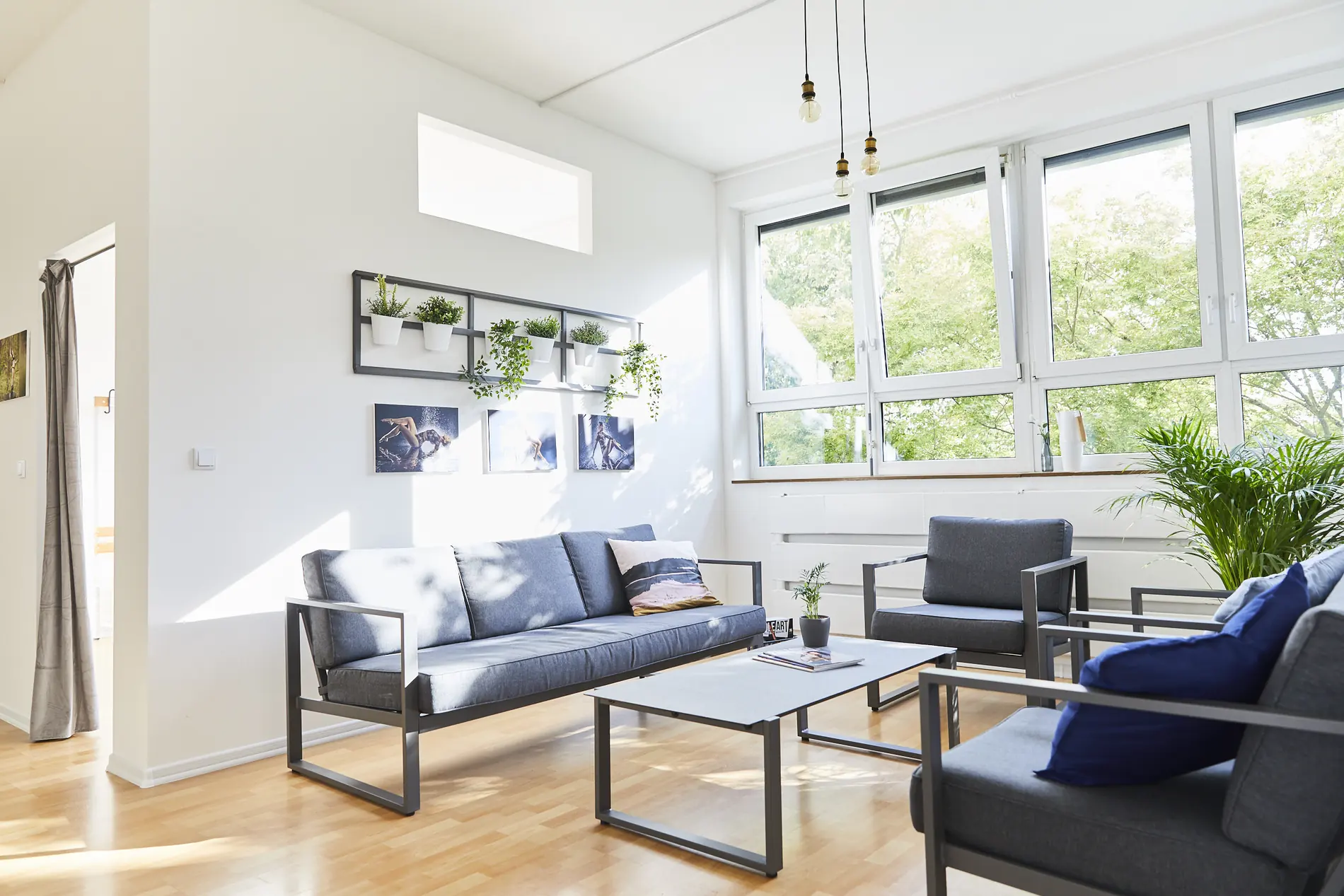 Loungebereich mit Sofa und Fensterfront