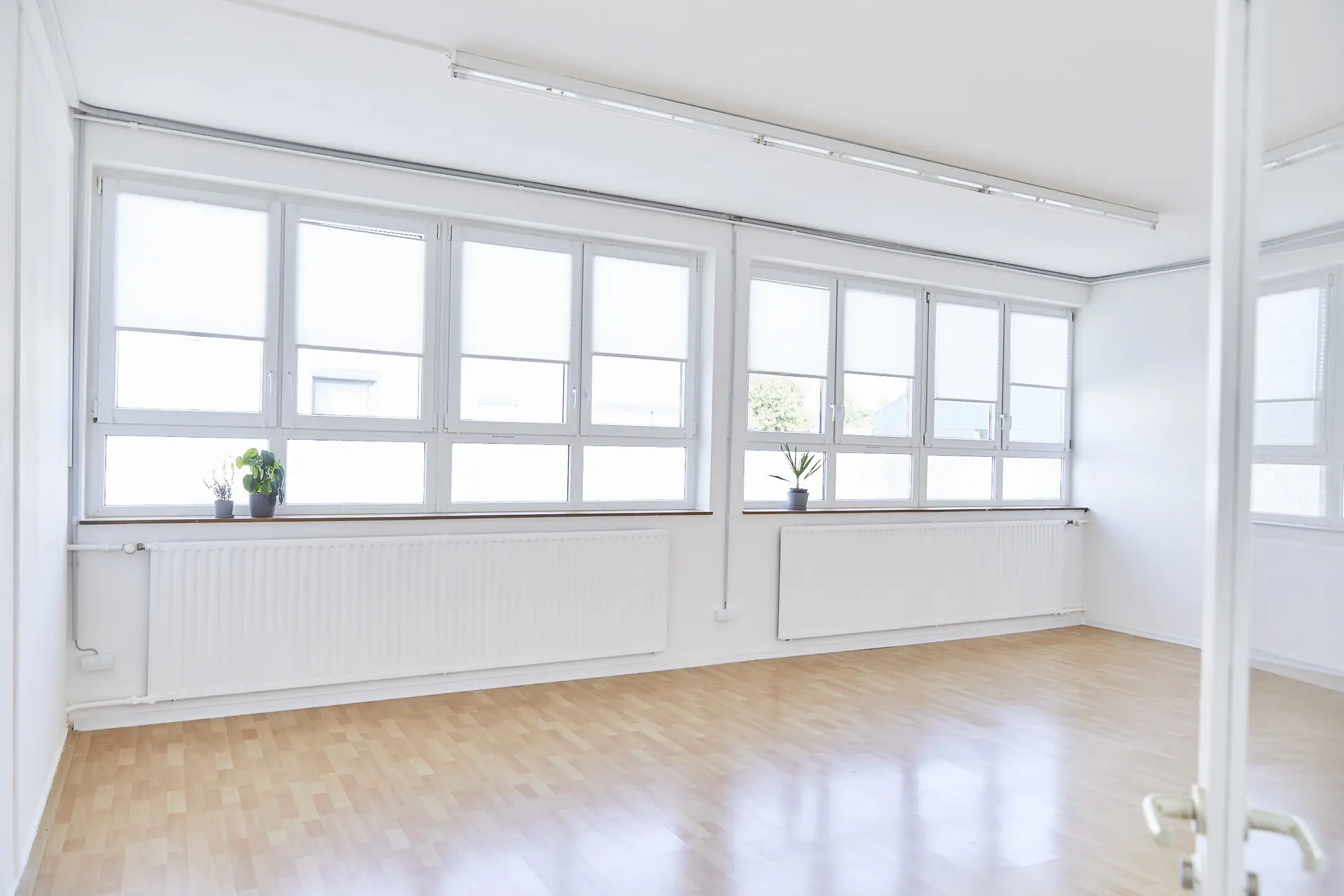 Heller Raum mit Fensterfront