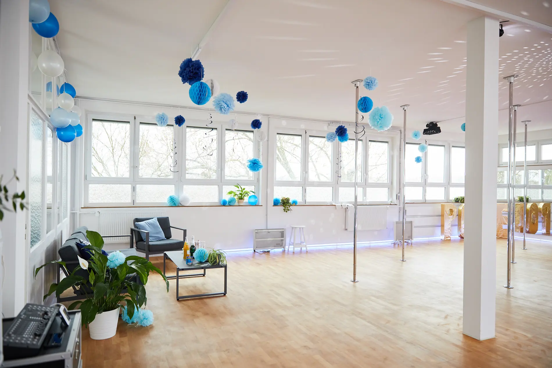 Studio mit Ballons und Pompons geschmückt