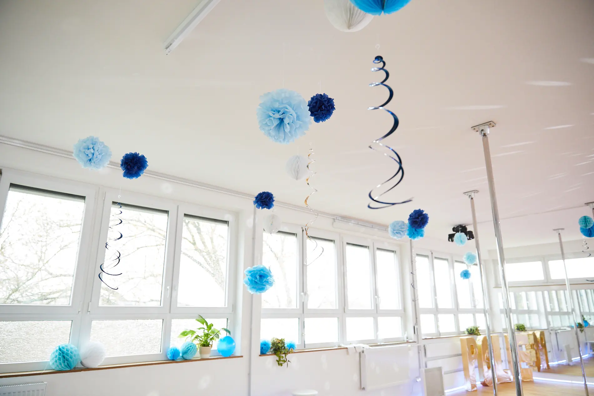 Studio in blauer Dekoration