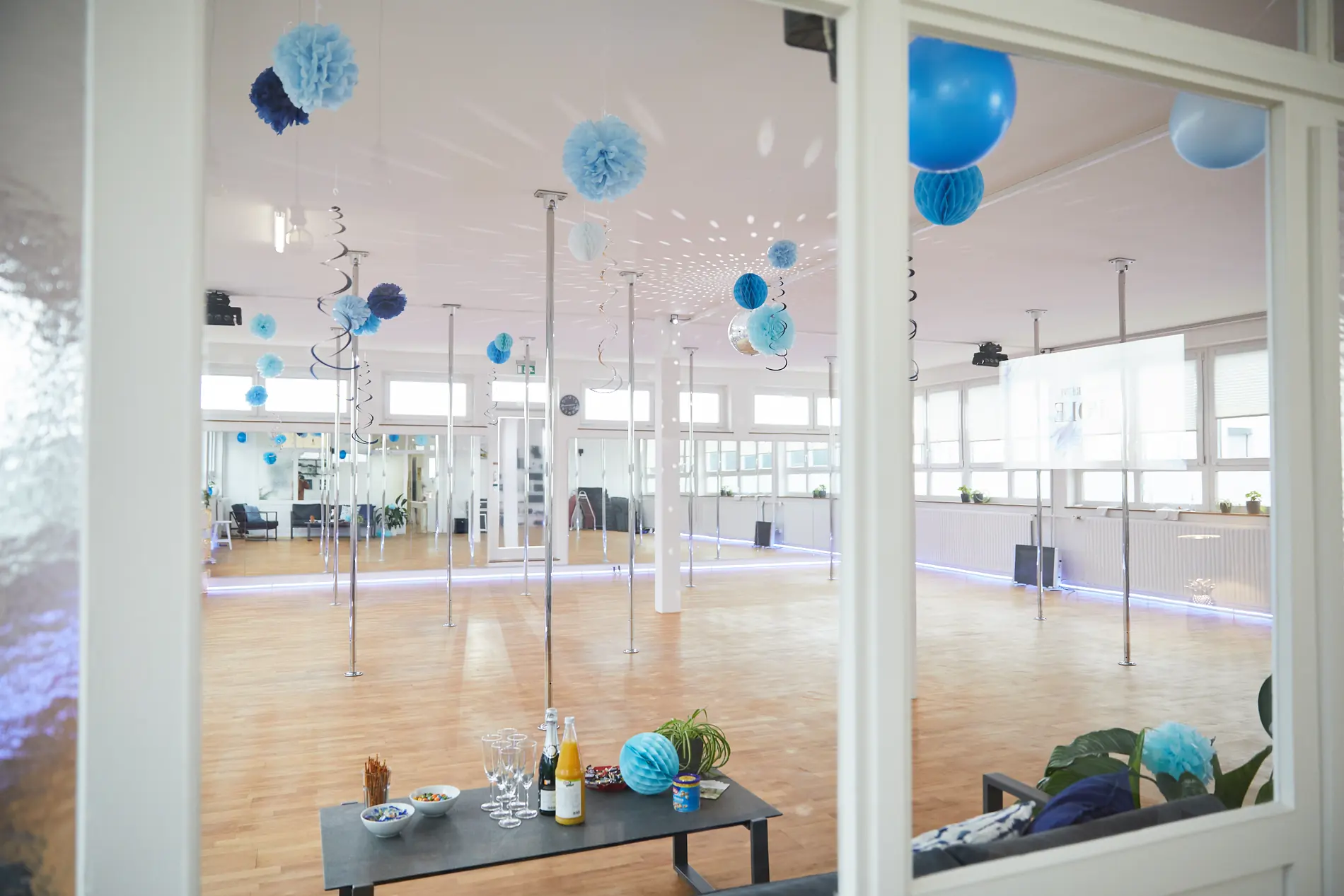 Trainingsraum mit blauen Papier-Pompons geschmückt