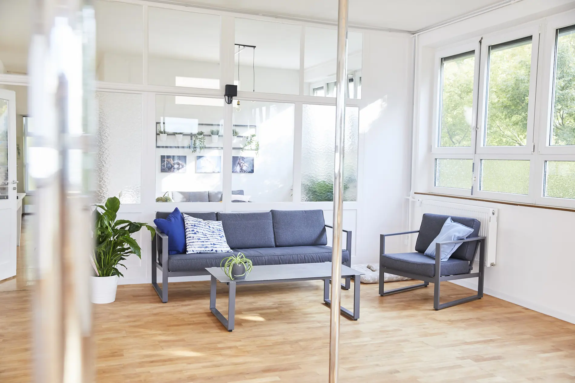 Pole-Stange neben einer Sitzgruppe im Studio